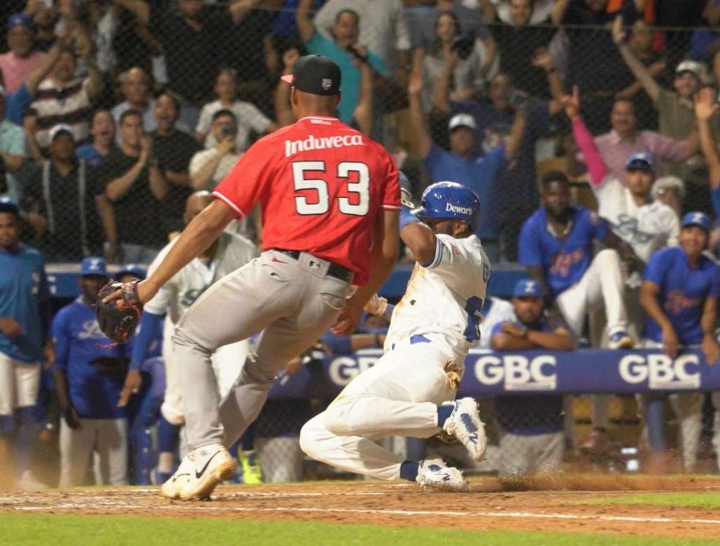 Emilio Bonifacio anota en la 10ma entrada para dar triunfo a Licey y dejar en el terreno a los Leones del Escogido