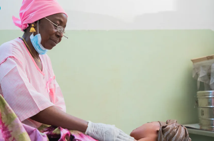 Una matrona explora a una paciente en el Hospital Gabriel Toure, en Bamako. Foto cedida/Fatoumata Tioye Colulibaly