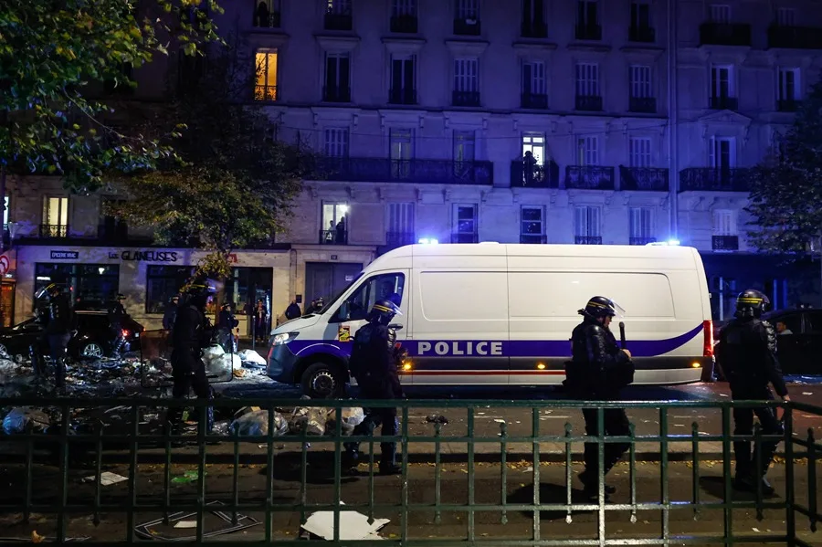 Policías franceses en la zona próxima a la plaza de la República de París tras los disturbios del sábado. EFE/EPA/Mohammed Badra