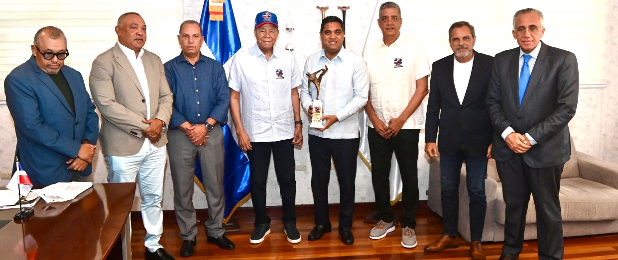Américo Celado, izq, Juan Núñez, Garibaldy Bautista, Juan Marichal, Kelvin Cruz, Mike  Pérez, Junior Noboa y Luis Mejía asistieron al acto de premiación.