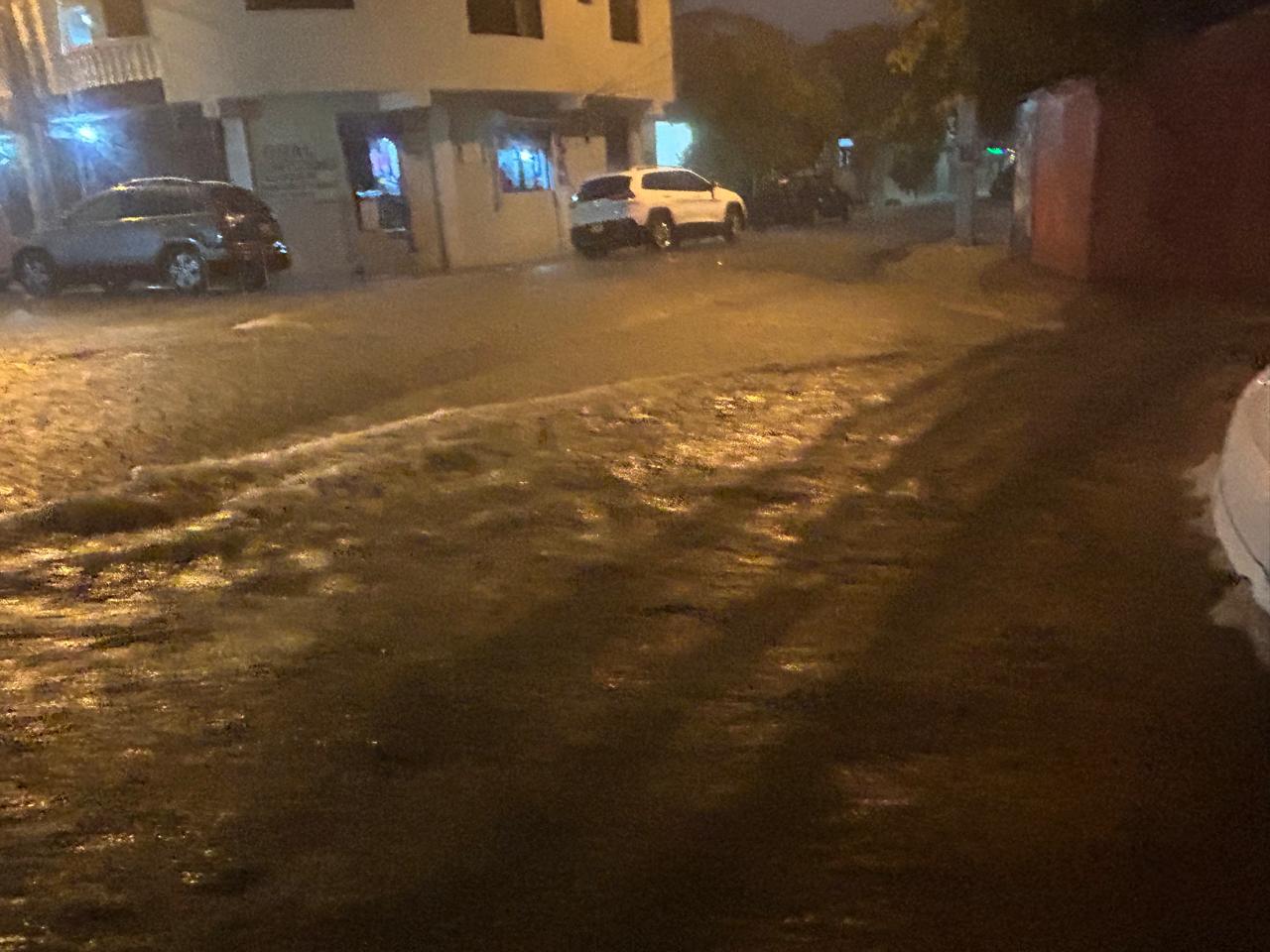 Fuertes lluvias anegan calles y causan crecidas de cañadas en Santiago y municipios vecinos