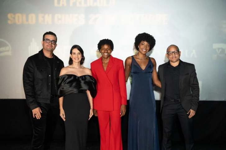 Marileidy Paulino, al centro junto a los presentes en la premier.