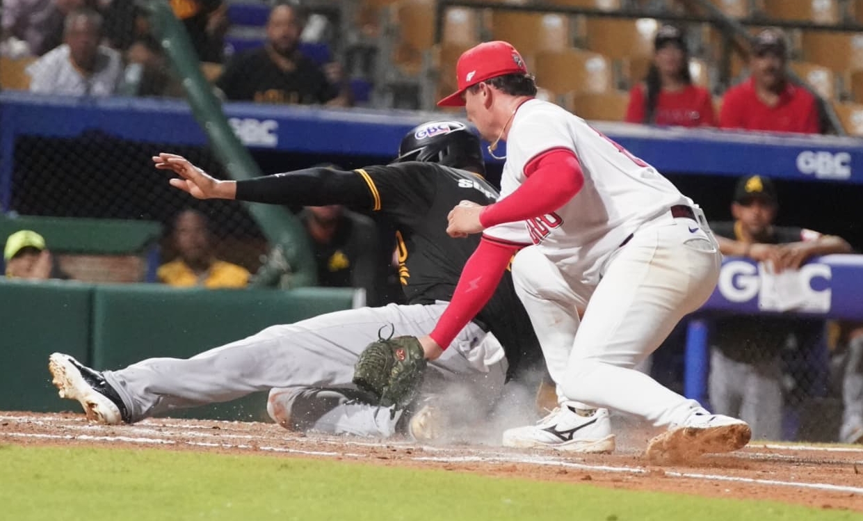 Lael Lockhart, de los Leones, pone out a Jorge Bonifacio  (Hoy/Manolito Jiménez)