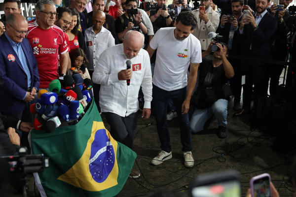 SAO BERNARDO DO CAMPO (BRASIL), 25/10/2026.- El presidente de Brasil y candidato a la reelección, Luiz Inácio Lula da Silva se dirige a los medios tras votar en la segunda vuelta de las elecciones presidenciales en la Escuela Estatal João Firmino Correia de Araújo, en São Bernardo do Campo (Brasil), en el estado de São Paulo, Brasil. EFE/Sebastiao Moreira