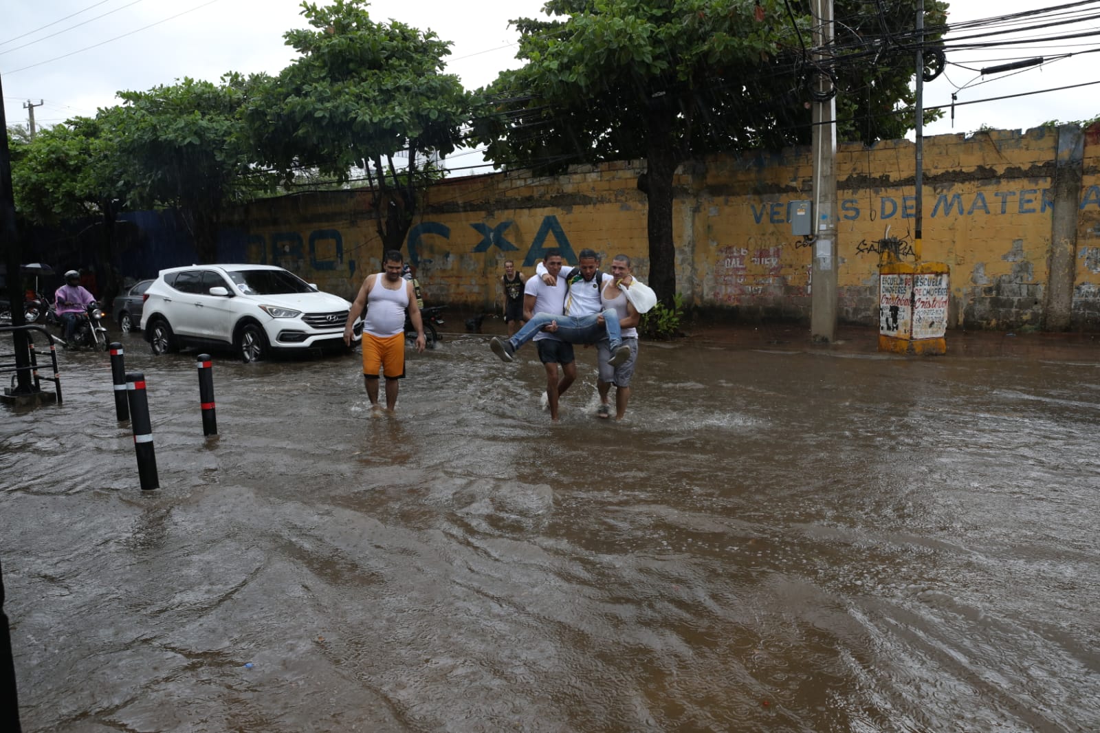 Las lluvias han afectado gran parte del Distrito Nacional con inundaciones de las calles.