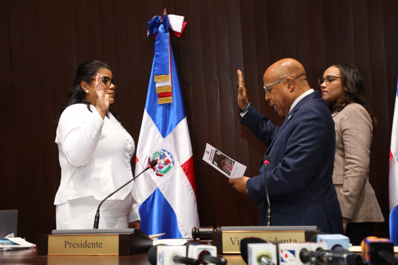 Minerva Klaudel Frías Ogando juramentada por el presidente de la Cámara de Diputados, Alfredo Pacheco.