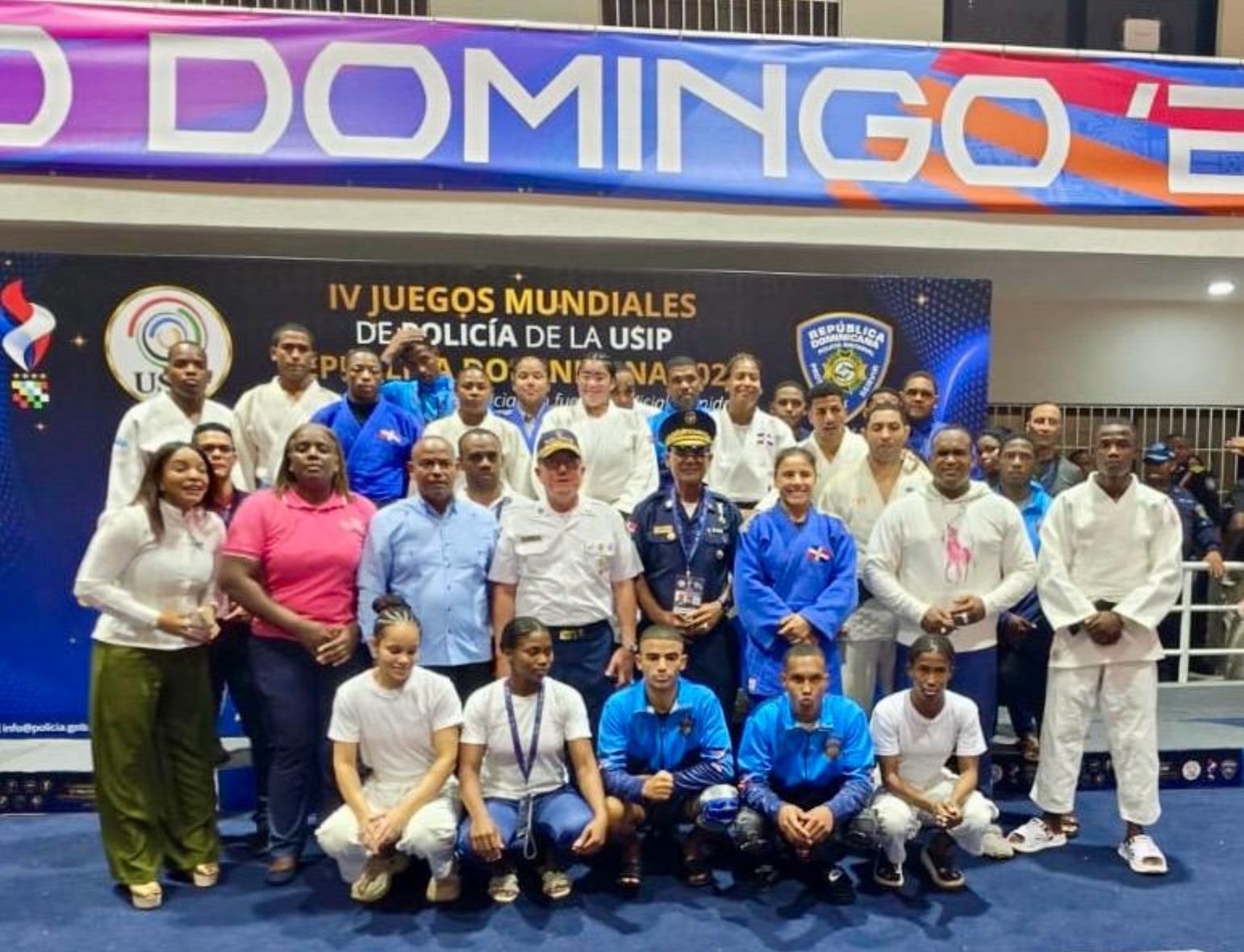 El general Jacobo Mateo Moquete y  Gilberto García junto a los atletas ganadores y el cuerpo técnico de judo.